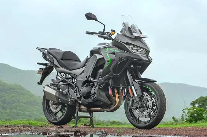 Kawasa Versys 1100 front right static in field