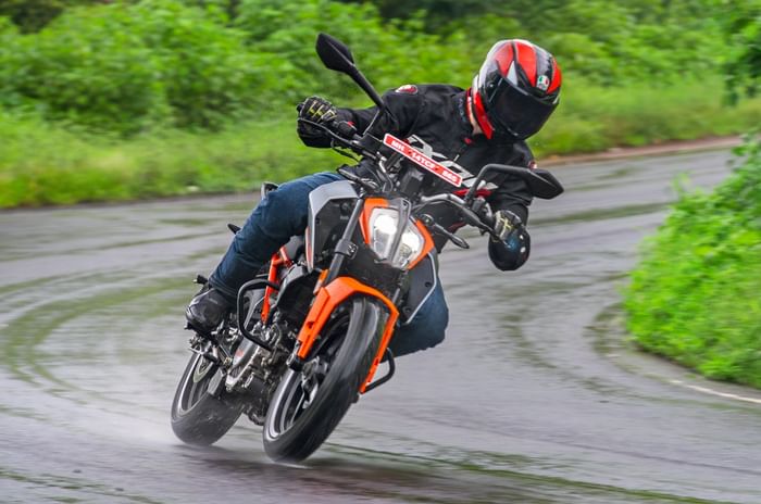 KTM 160 Duke cornering shot