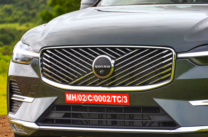 2025 Volvo XC60 facelift grille
